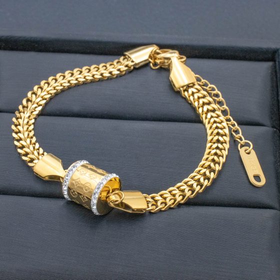  The colors of natural pearls are divided into white